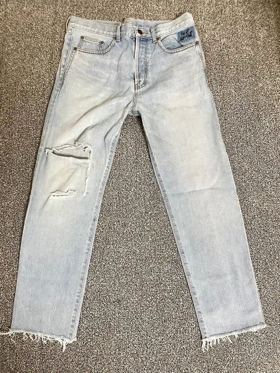 Saint Laurent(サン・ローラン) ライトブルーデニム デストロイ Saint Laurent(サン・ローラン) ライトブルーデニム デストロイ