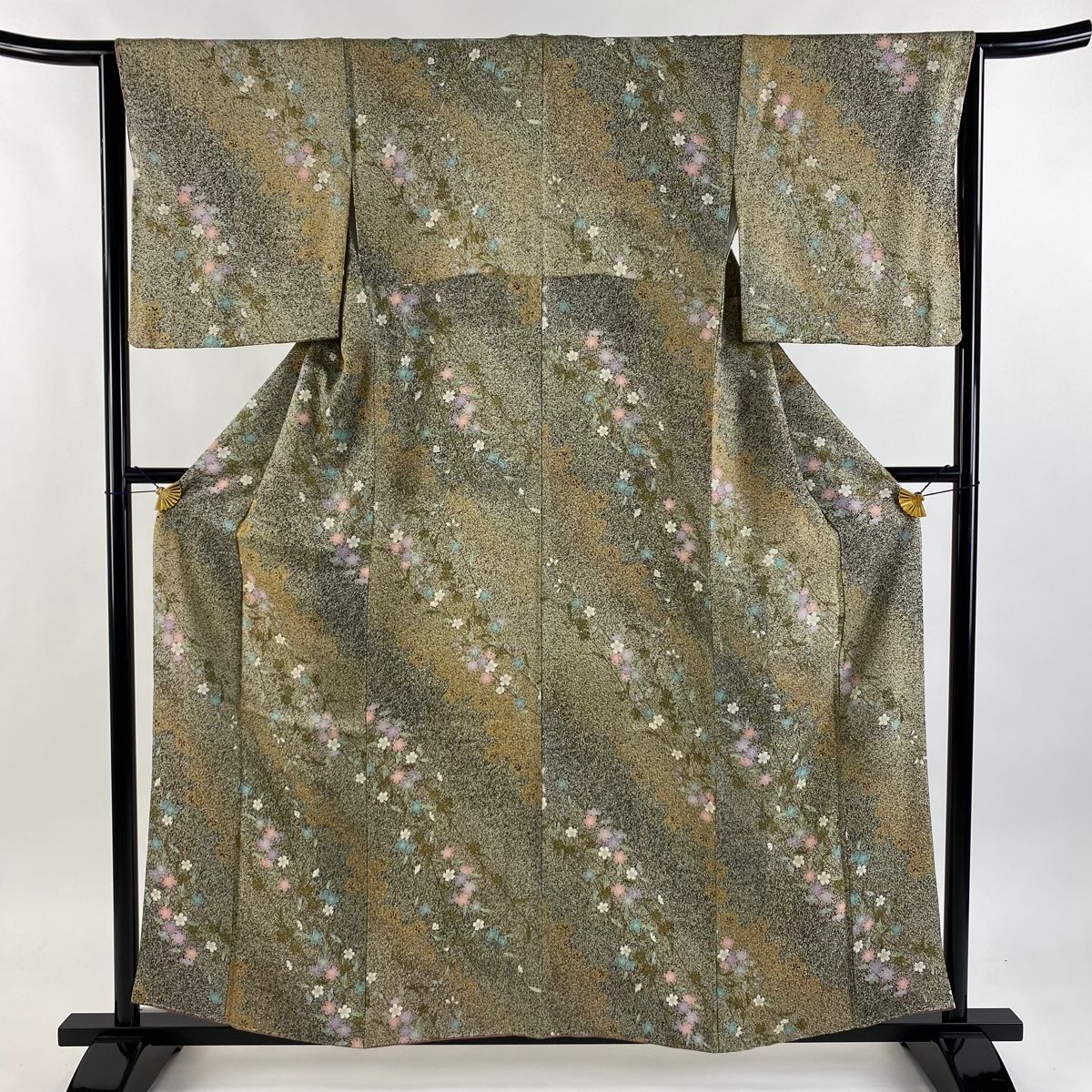 ★専用★未使用品 小紋 グリーンベージュ 桜花 身丈163cm裄丈70cm正絹 美品】 小紋 身丈159cm 裄丈64cm M 袷 桜 幾何学模様 金彩 灰緑 正絹