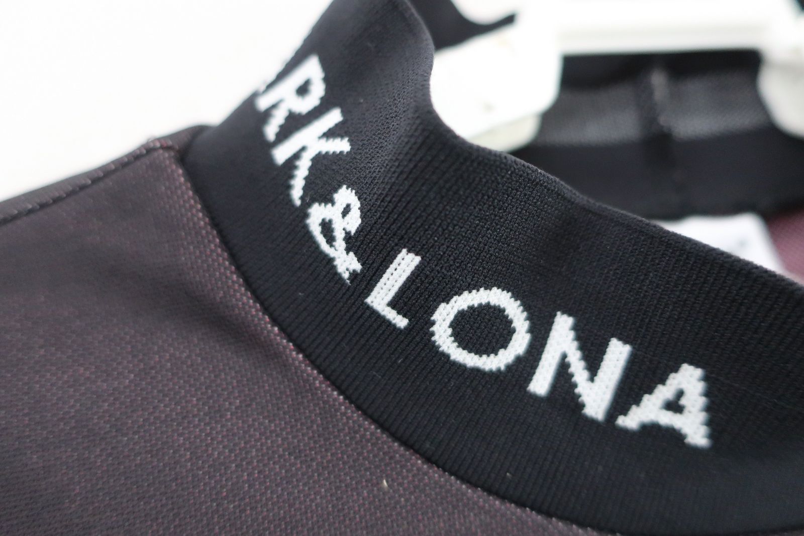 美品】MARK&LONA(マークアンドロナ) 半袖モックネックシャツ 黒ピンク