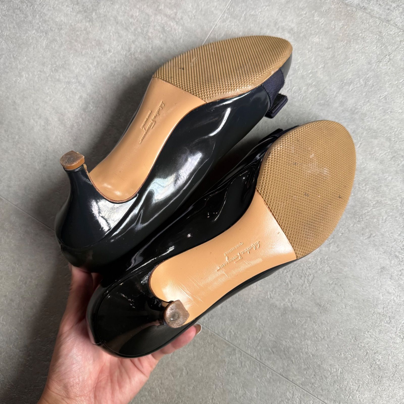 パテントレザーパンプス