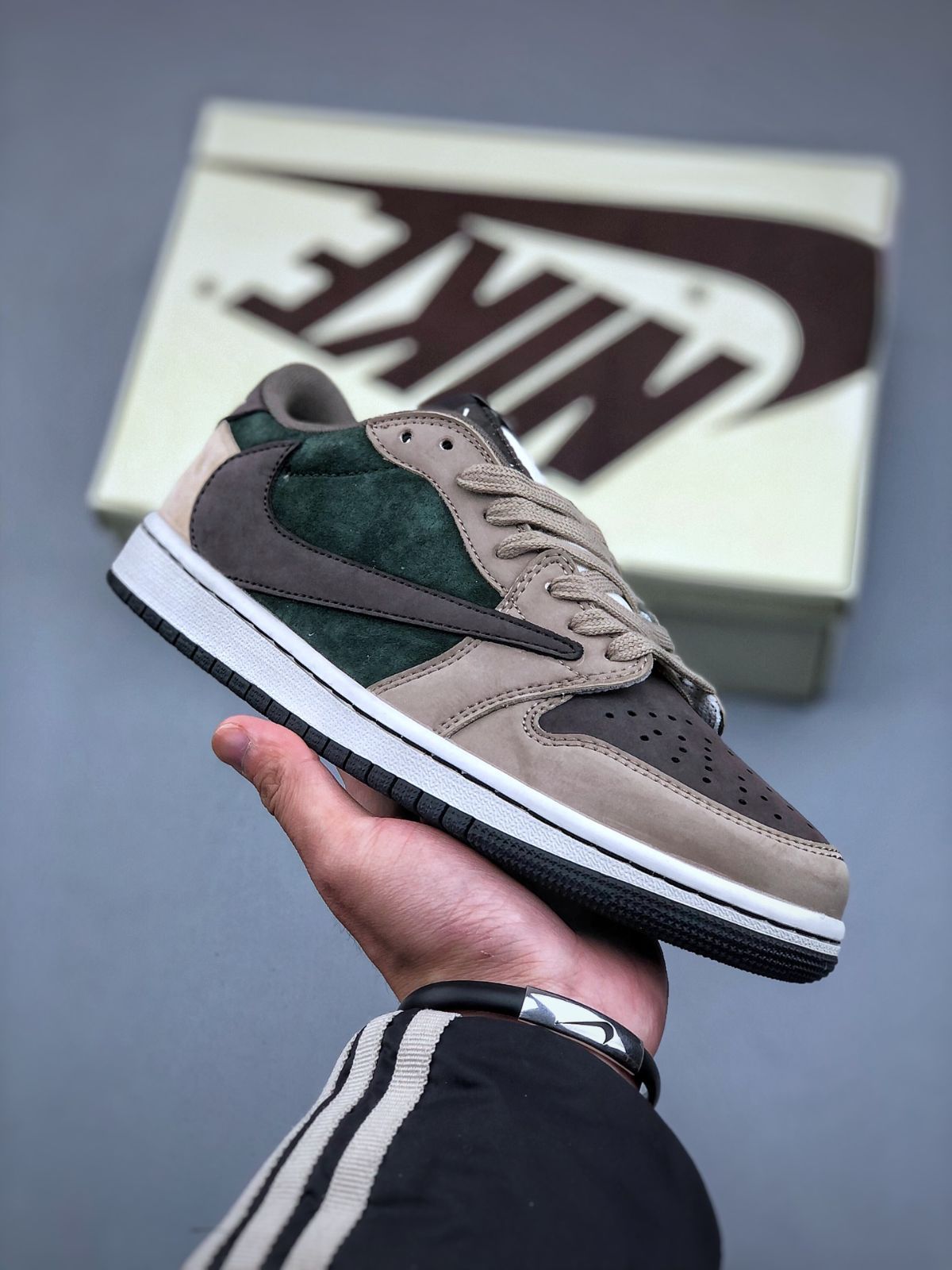 ナイキ スニーカーTravis Scott x Air Jordan 1 Low OG AJ1 男女兼用 箱付