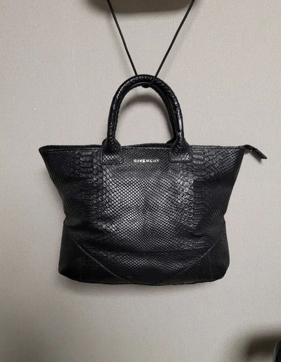 Givenchy ジバンシィ バッグ クロスバッグ リュック リュックサック トートバッグ フェンディ GUCCI グッチ Chanel シャネル PRADA プラダ Dior ディオール Louis Vuitton ルイヴィトン