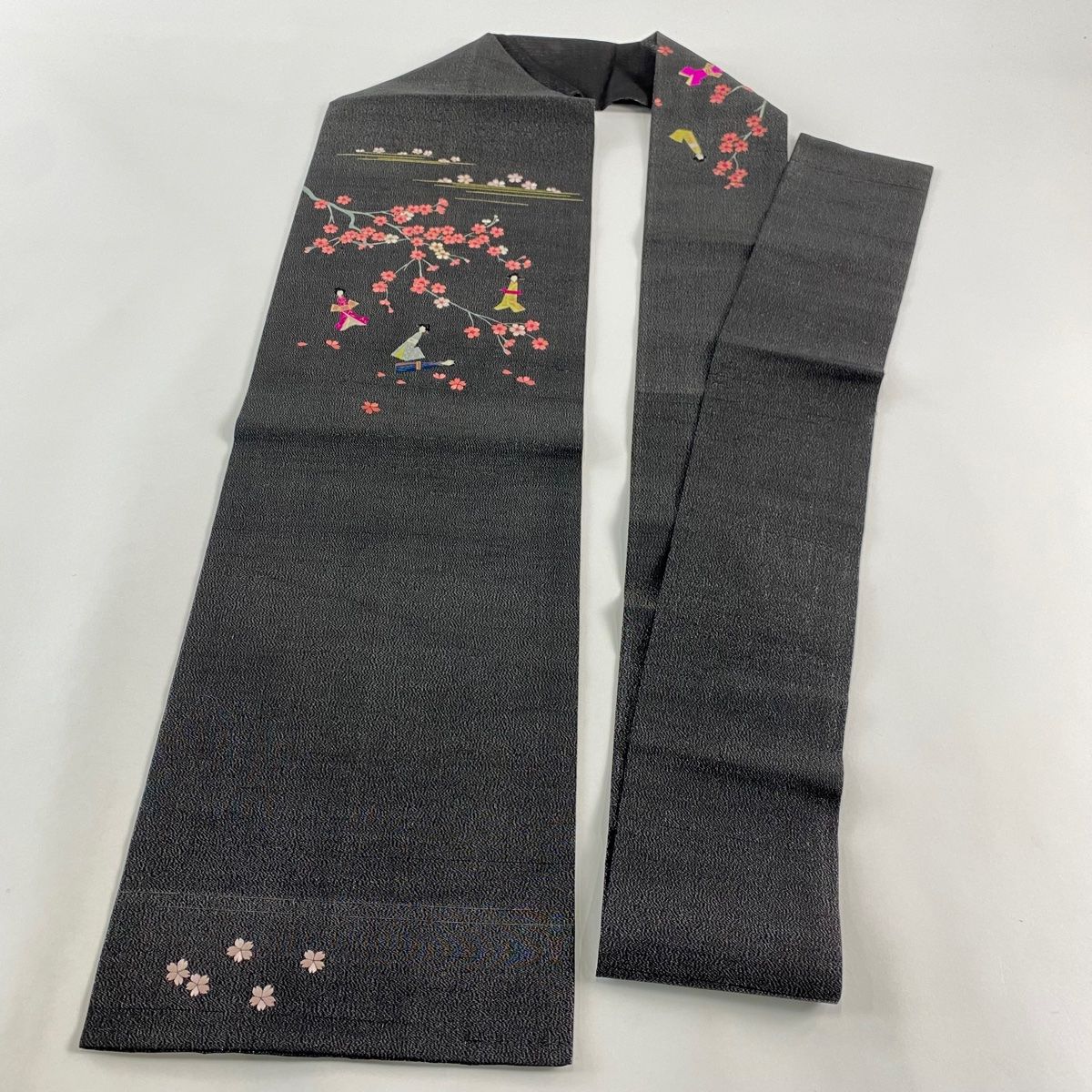 [美品] さくら造り帯　正絹　刺繍　灰桜色　灰色　作り帯　更紗　唐草　ae 正絹 九寸名古屋帯 手刺繍 草花 濃灰色