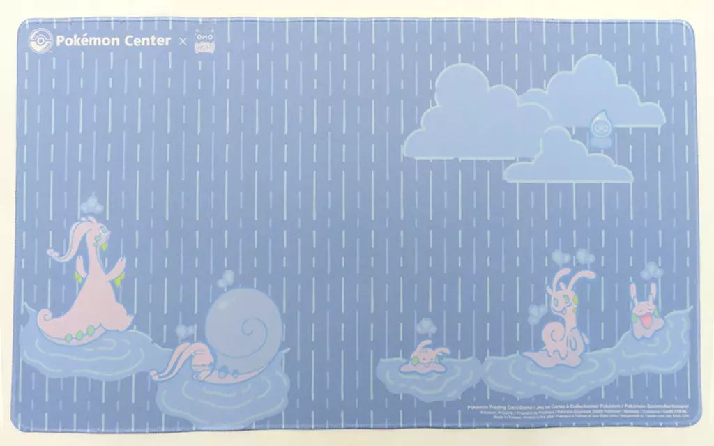 サプライ ポケモンカードゲーム 英語版 プレイマット Pokemon Center × OMOCAT Goodra -ポケモンセンター×OMOCAT ヌメルゴン- 海外ポケモンセンター