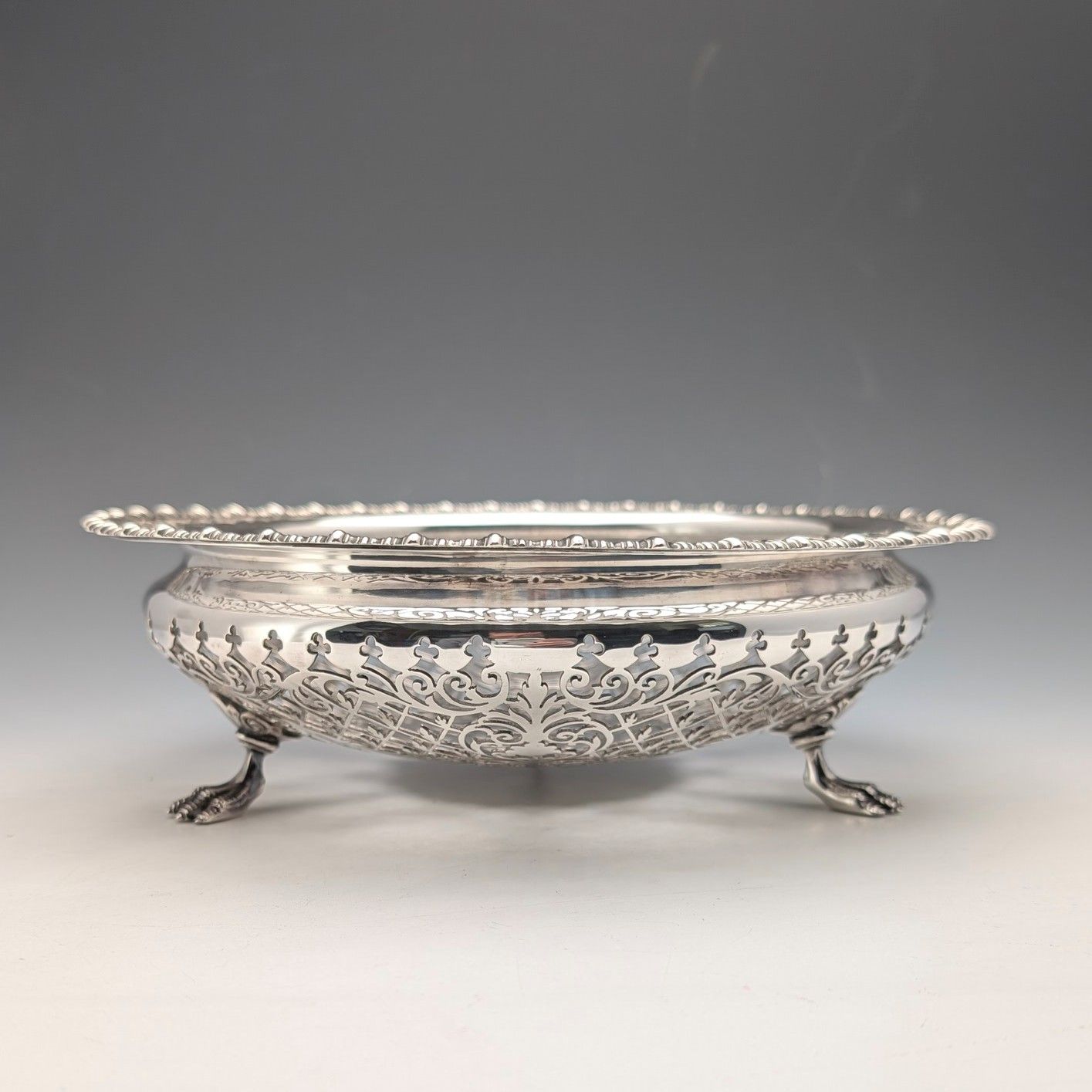 1911年 英国アンティーク ピアス装飾 純銀製 脚付きフルーツボウル 436g Goldsmiths&Silversmiths 1911年 英国アンティーク ピアス装飾 純銀製 脚付きフルーツ