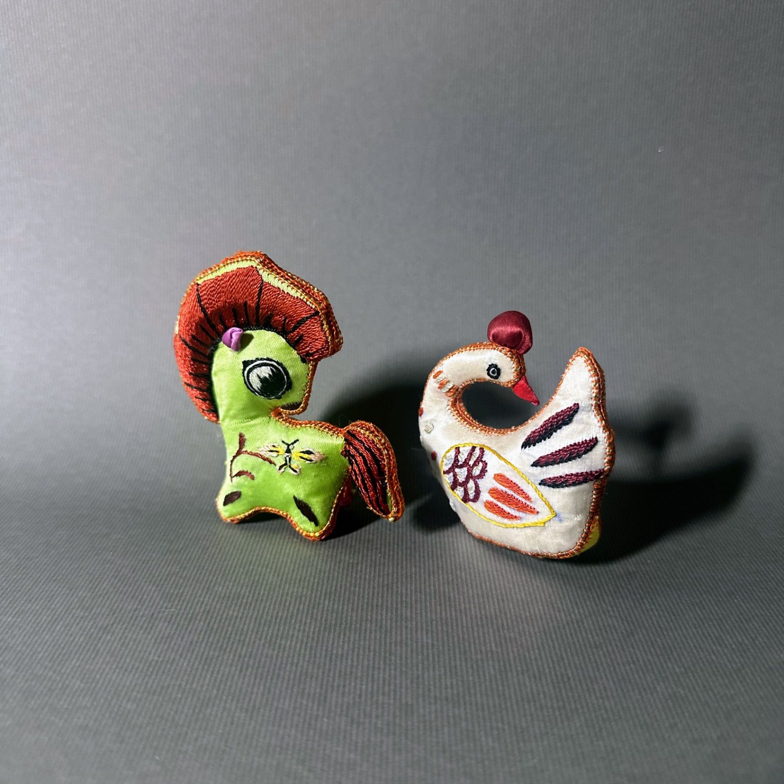 中国工芸ヴィンテージ◇布製 刺繍◇ミニぬいぐるみ 置物 馬と白鳥の