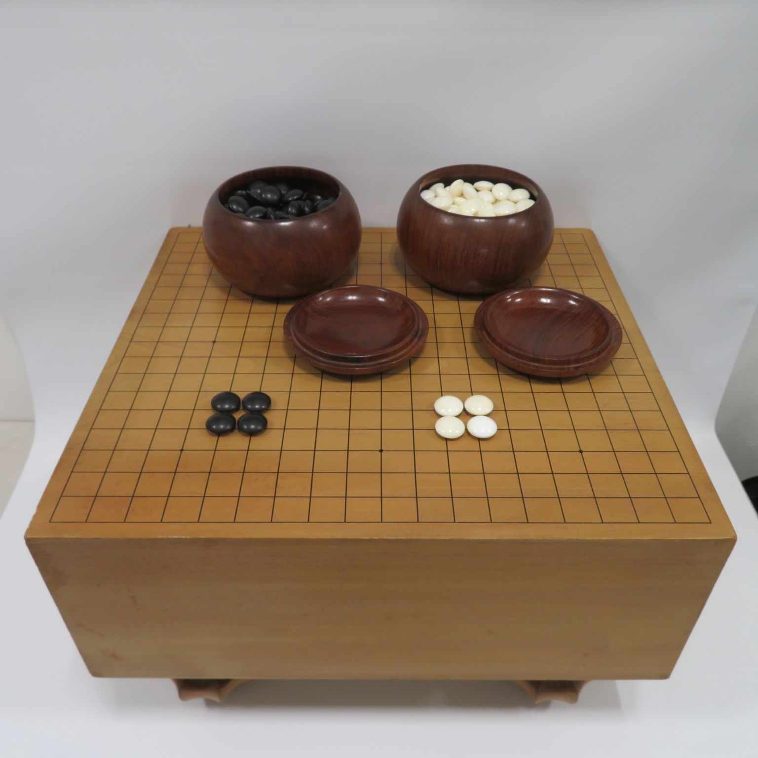 【高級】本榧 脚付碁盤 4.8寸 天地柾 柾目 ヘソ有り 19路盤 15kg 高級】本榧 脚付碁盤 4.8寸 天地柾 柾目 ヘソ有り 19路盤 15kg