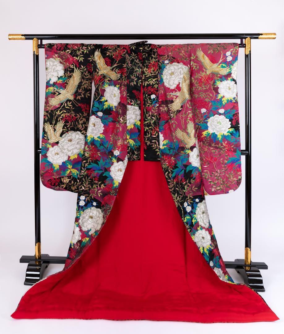 50%OFF! 125,000円→62,500円】花嫁色打掛け 黒色/金刺繍 金鶴/白牡丹 
