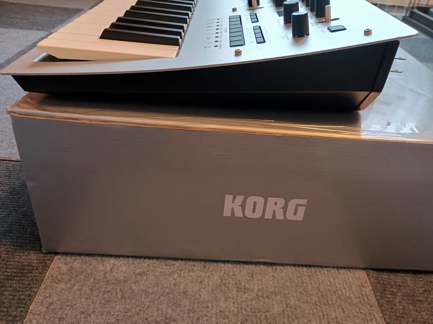 KORG シンセサイザー 01/WP pro ハードケース付き N1443