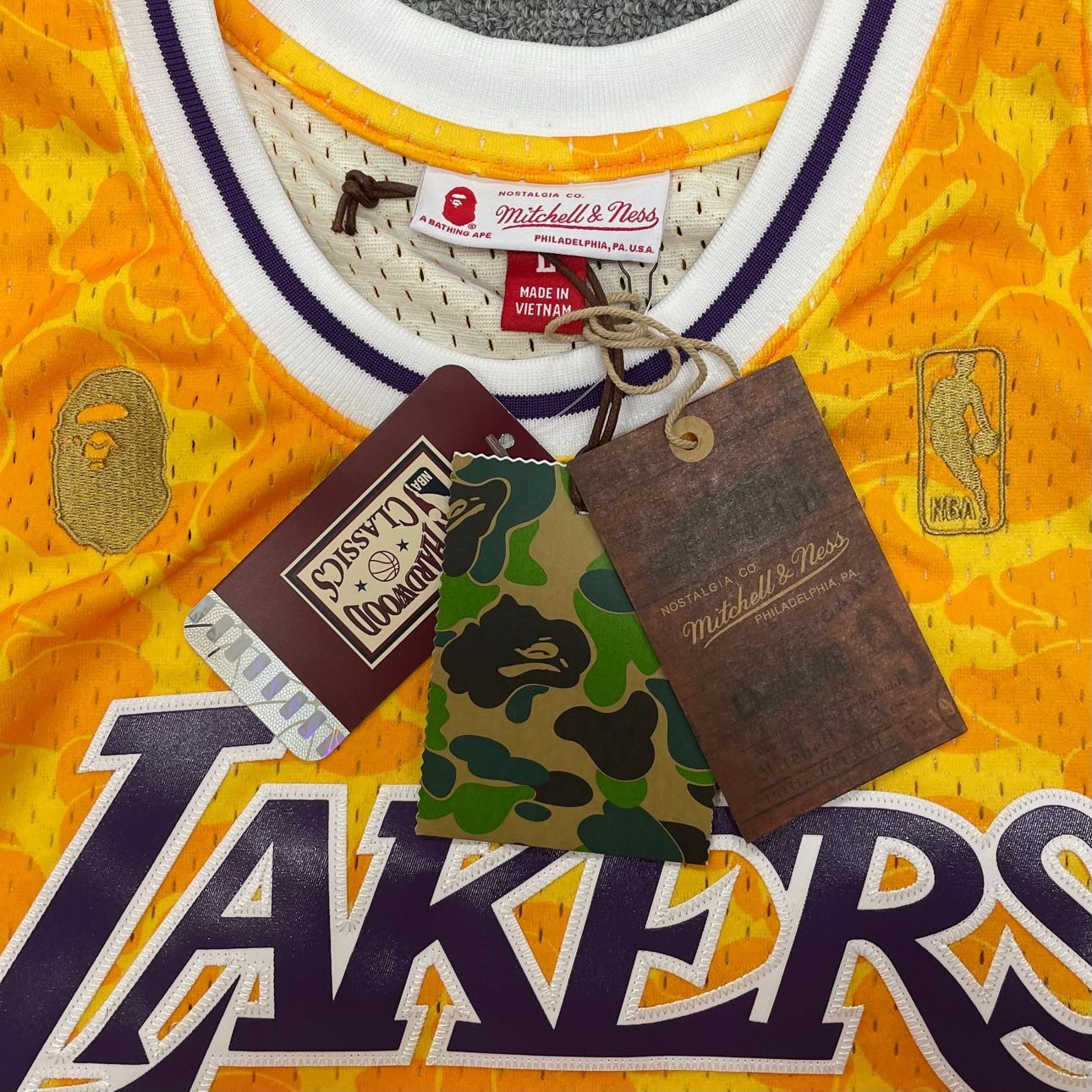 新品 A BATHING APE MITCHELL & NESS LOS ANGELES LAKERS JERSEY TANKTOP コラボ レイカーズ  タンクトップ ゲームシャツ ミッチェルアンドネス ベイシングエイプ ベイプ BAPE L - メルカリ