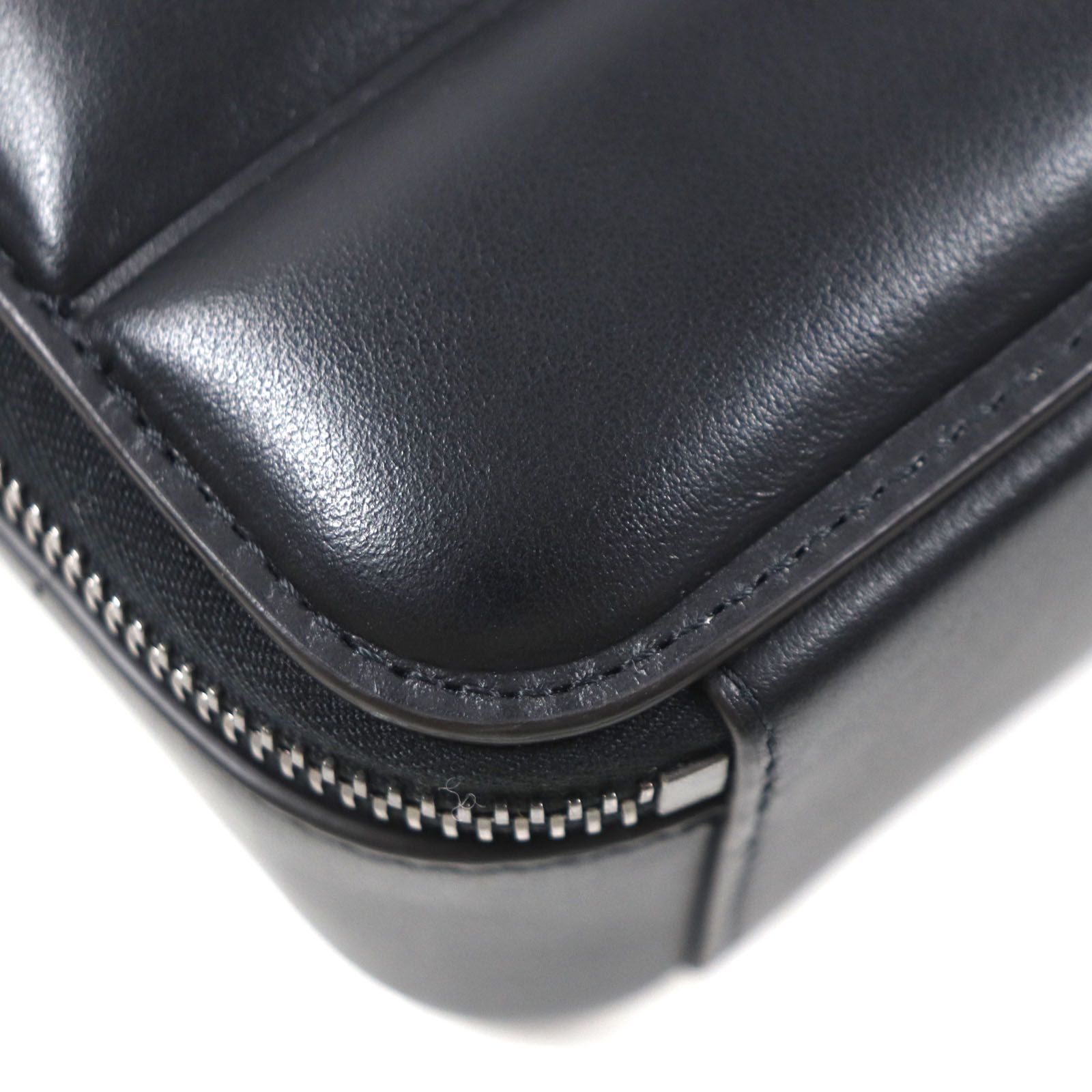 極美品 MONCLER ナイロン クラッチバッグ ダブルファスナー 黒 ロゴ型押 極美品 MONCLER ナイロン クラッチバッグ ダブルファスナー 黒