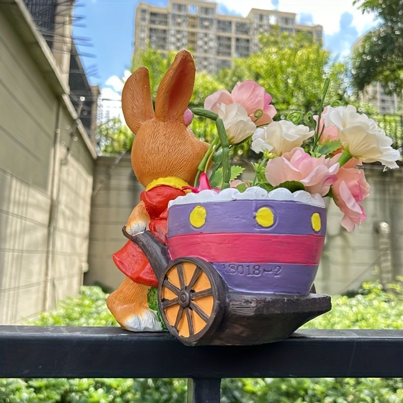 一輪車で運んでいるウサギ