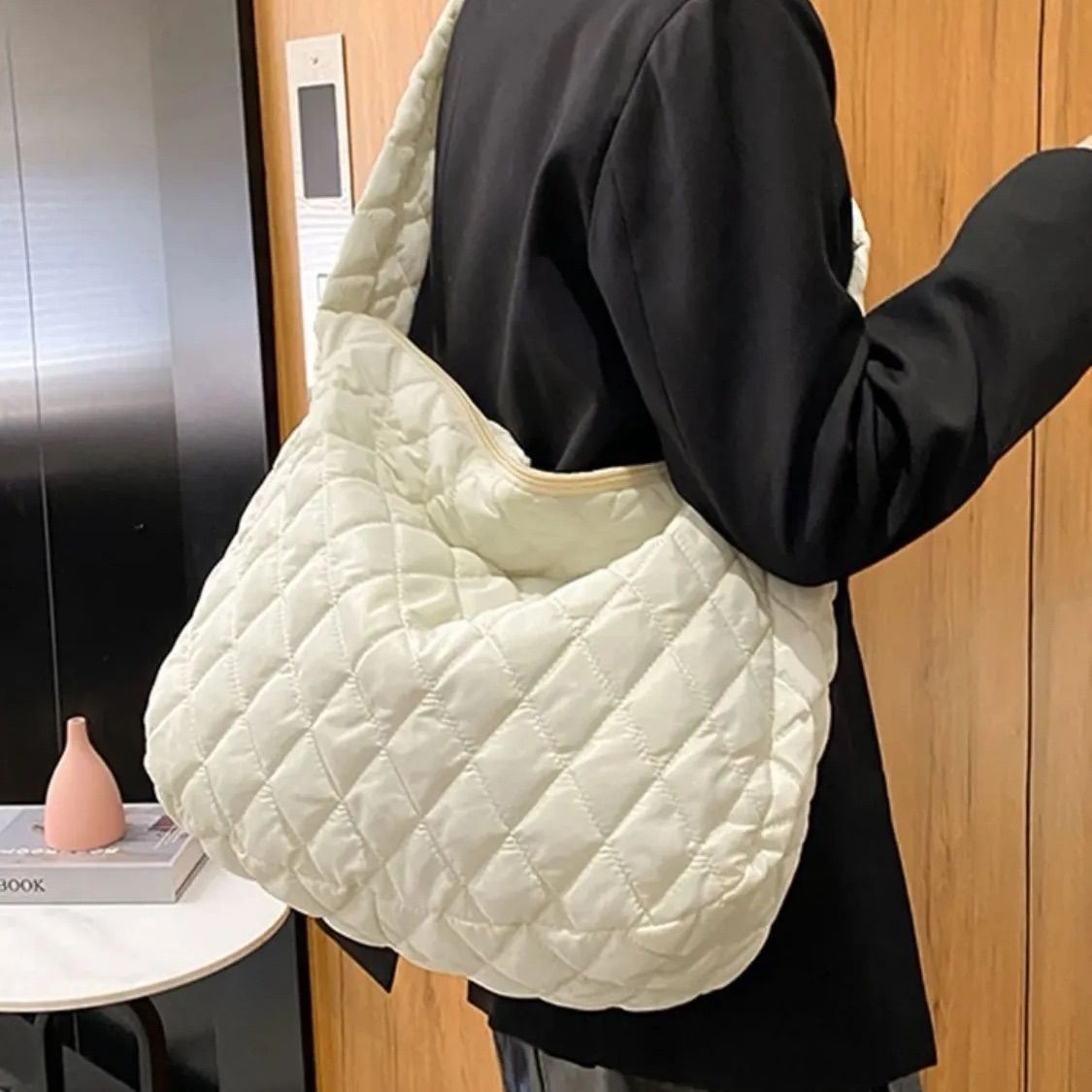 ［通学バッグにも］キルト ショルダーバッグ ダウン風 レディース キルティング ソフトバッグ 斜めがけ カジュアル 大きめ トートバッグ 軽量 マザーバッグ 大容量 餃子型 無地 デイリーバッグ 秋冬 肩掛け バッグ 柔らかい かばん 韓国 シンプル 通勤