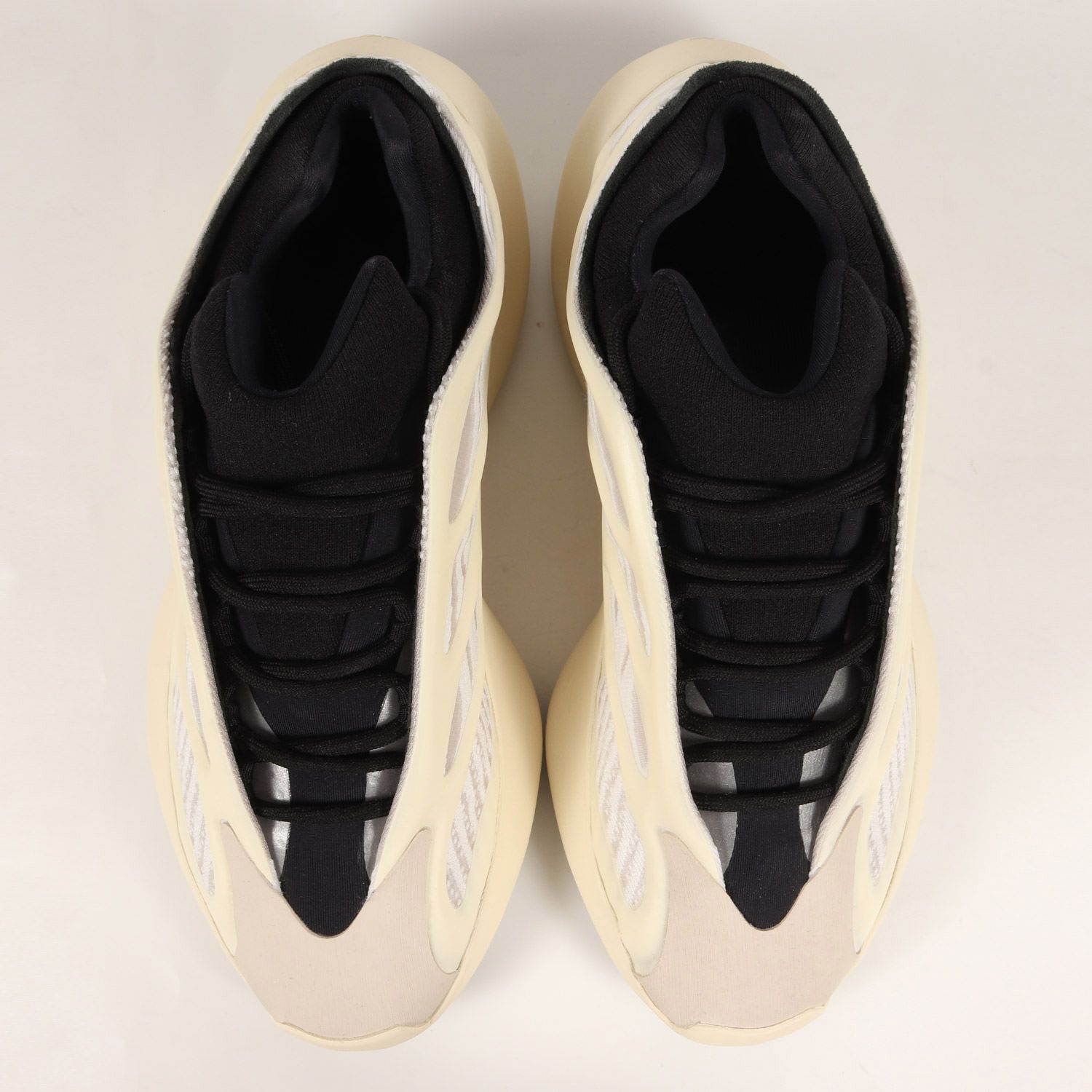 美品 adidas アディダス スニーカー サイズ:26.0cm YEEZY 700 V3