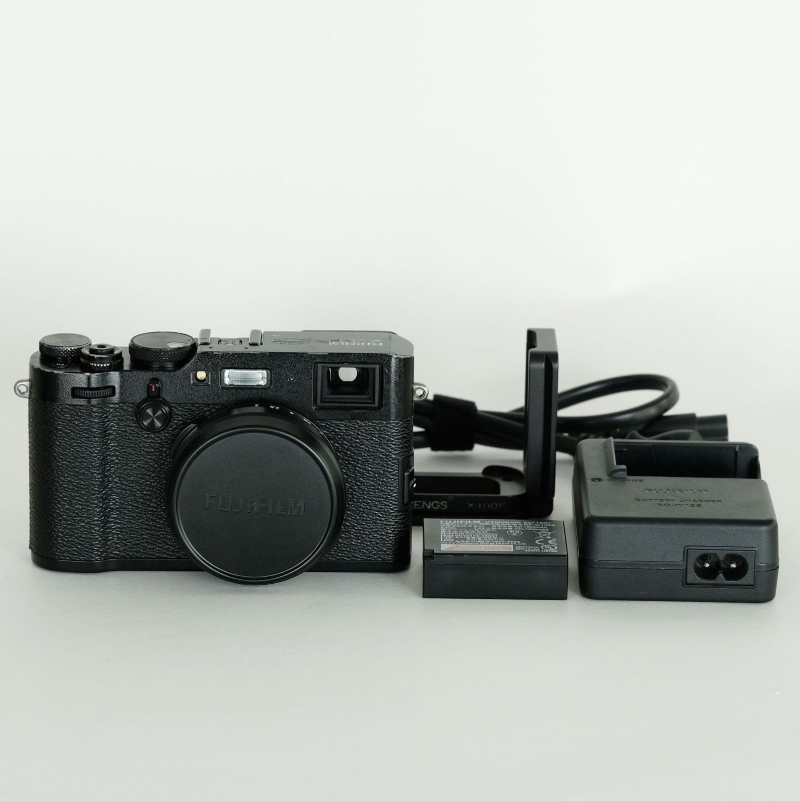 良品｜シャッター数100回｜外付けグリップ付] FUJIFILM X100F ブラック 
