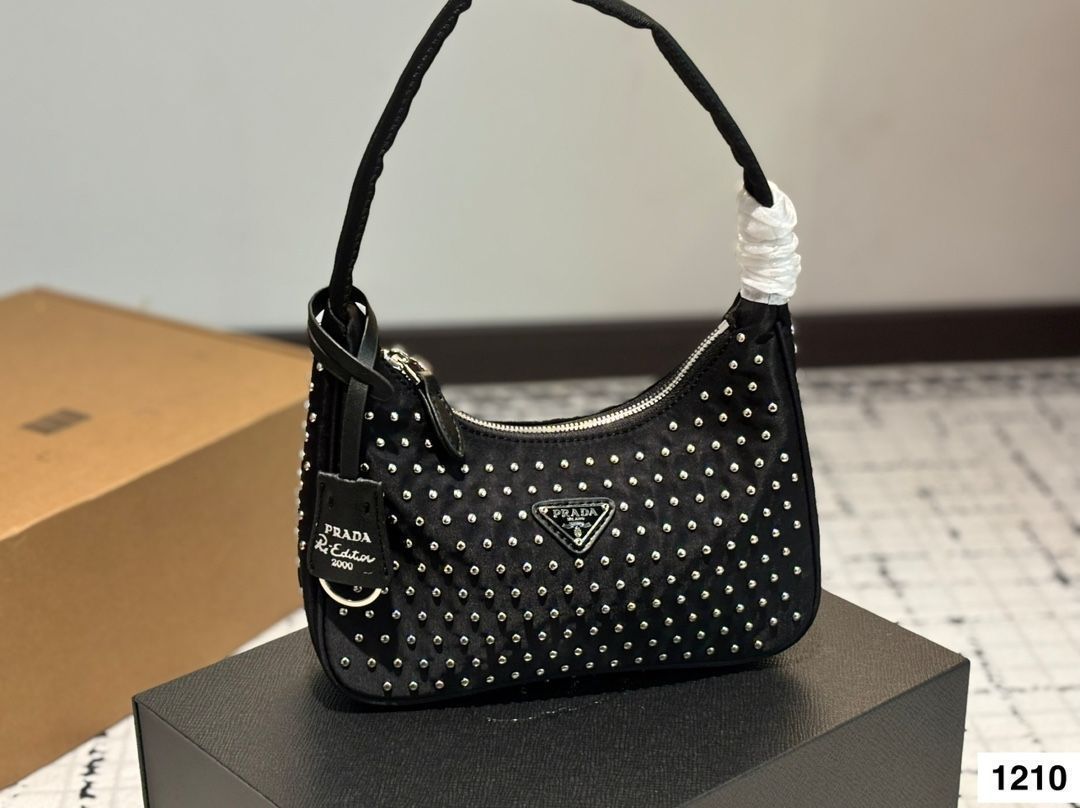 PRADA レザー アンダーアームバッグ ? 21×12cm [本日特価|新品未