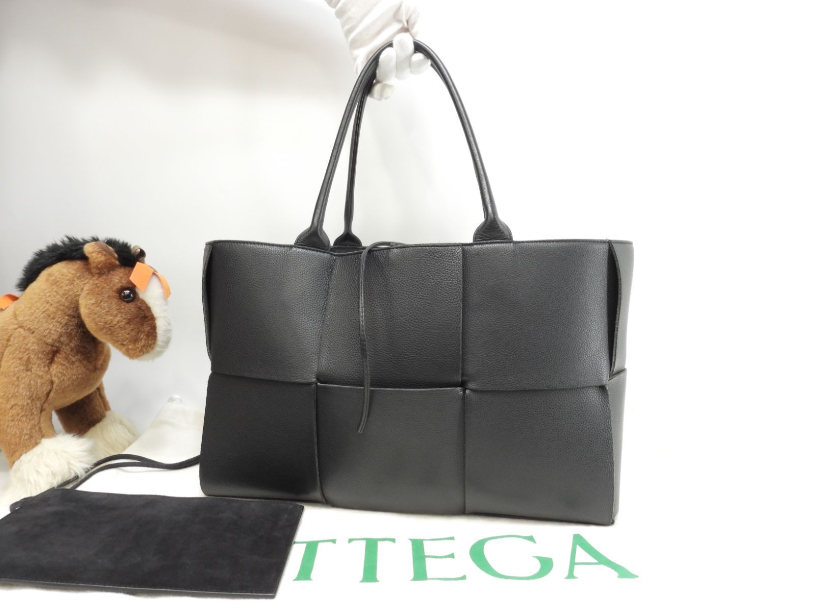 ボッテガヴェネタ トートバッグ ミディアムアルコ 型押レザー黒 ハンドバッグ B09569225S