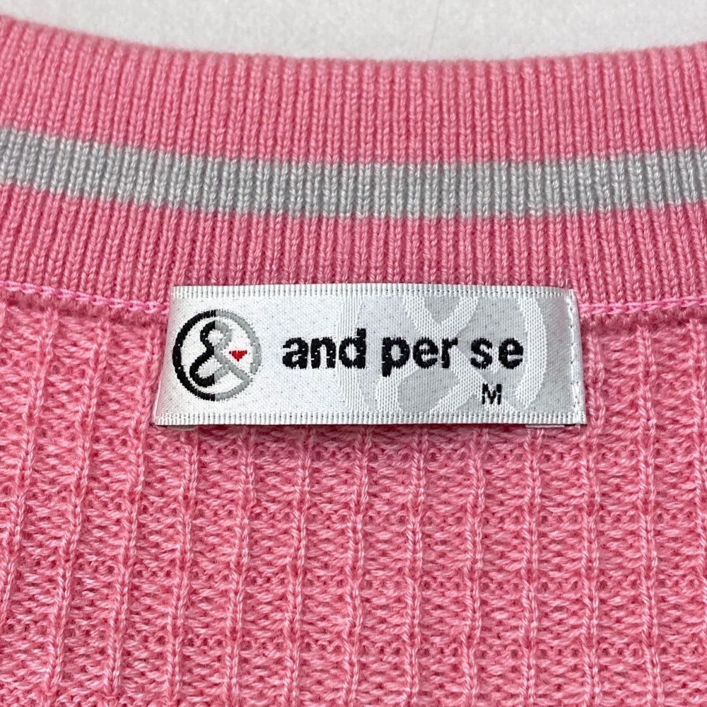 サイズ：M AND PER SE アンパスィ  ロゴワッペン付 ニットベスト 自転車柄 ピンク系 [240101494963] ゴルフウェア メンズ ストスト サイズ：M AND PER SE アンパスィ ロゴワッペン付 ニットベスト 自転車