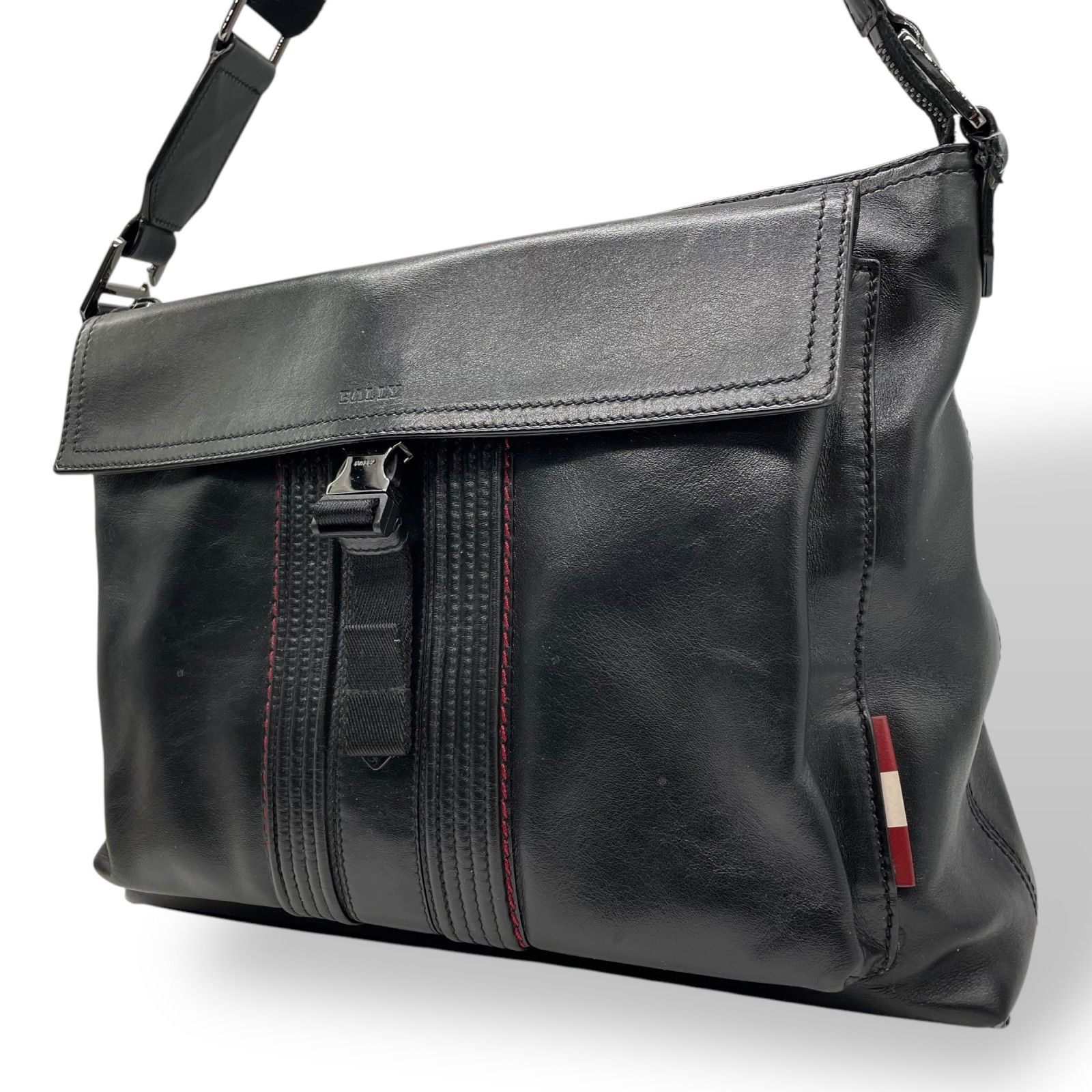 近年モデル BALLY バリー ショルダーバッグ AMOSH 牛革 カーフ レザー　本革　メッセンジャーバッグ　ブラック　黒　シルバー金具　ファスナー開閉　フラップ　メンズ　S4