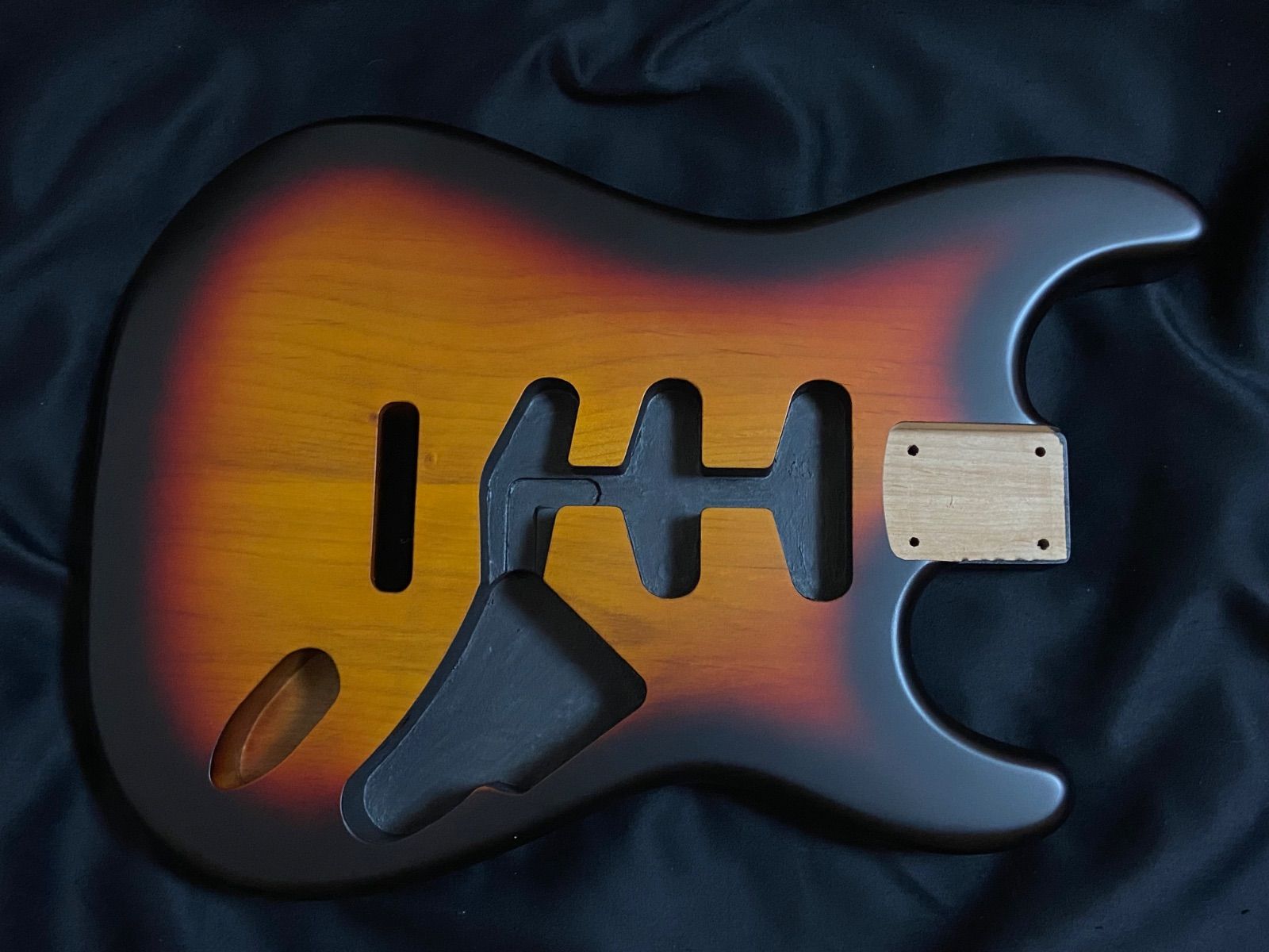 ストラトキャスターボディNo74サンバースト2Pアルダーニトロラッカーサテン塗装