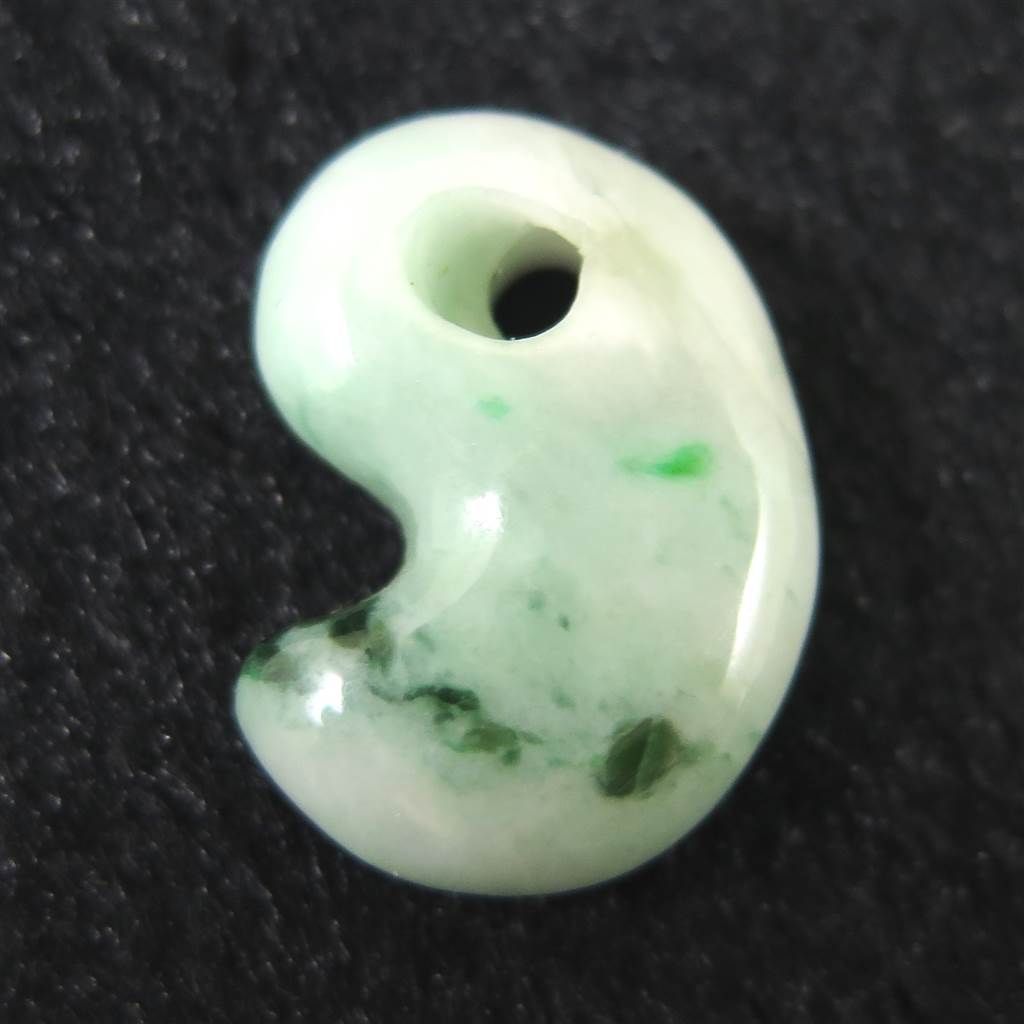 糸魚川翡翠  ヒスイ 小滝産 緑 21mm勾玉　付 4.30g