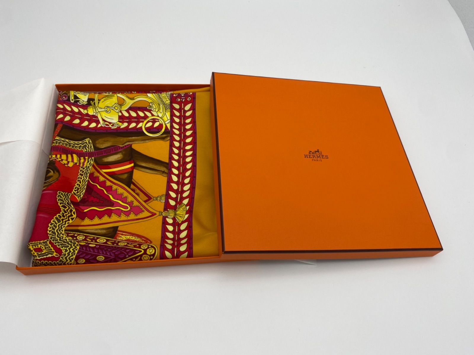 エルメス　HERMES　スカーフ　カレ90　マールワーリの馬のダンス HERMES エルメス スカーフ カレ 90 LA DANSE DU CHEVAL MARWARI