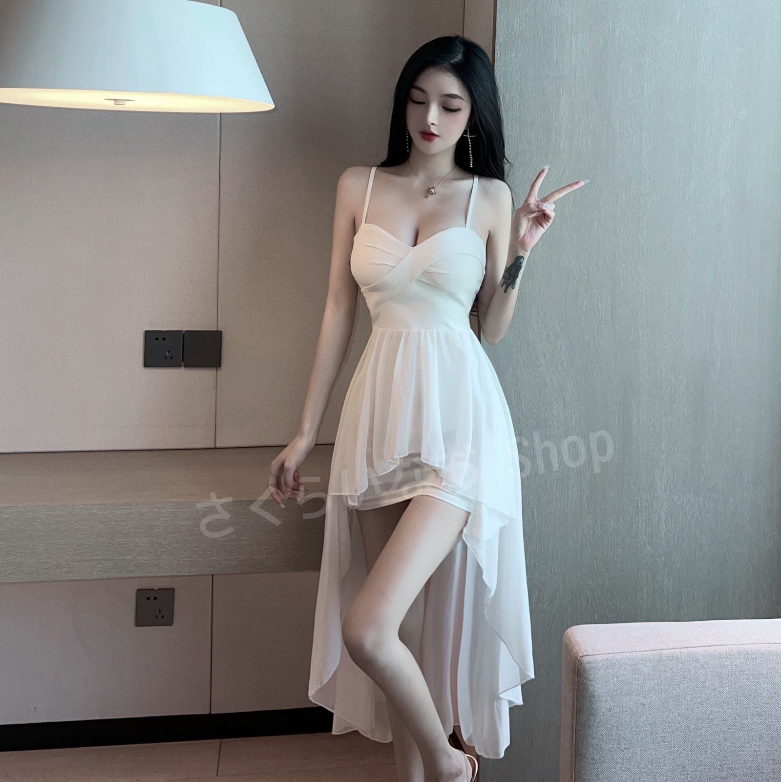 セクシーな不規則な流れるようなロングスワローテールドレス