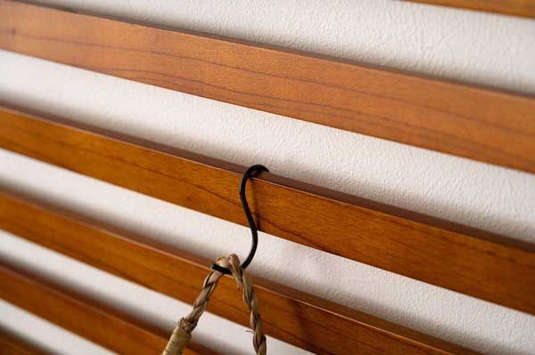 吊り下げ型の木製ロールパーテーション