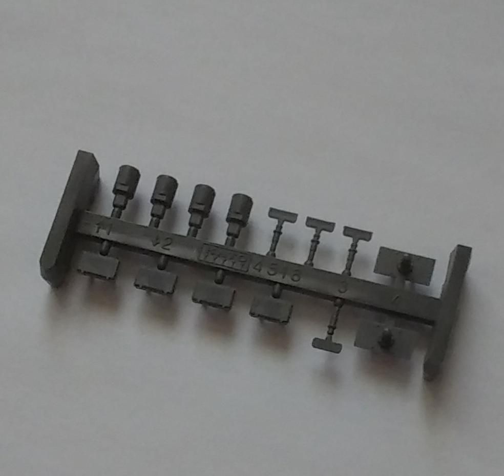 プラモデル　切り離し済みランナー フィニッシュシートを使ってメッキ感を大幅アップ！【達人の