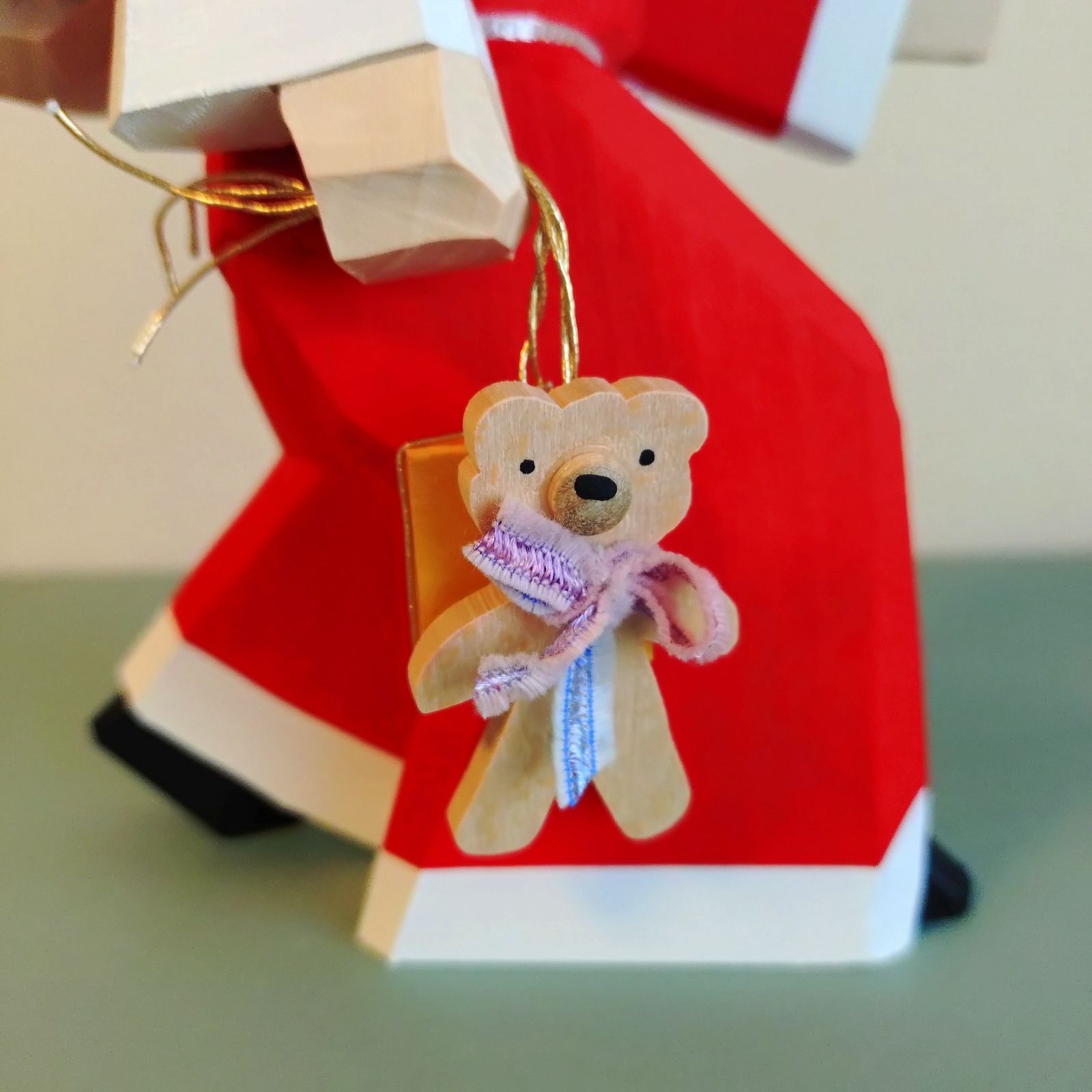 もみの木とプレゼントを持つサンタ ドイツ工芸品 木製 木彫り 手彫り