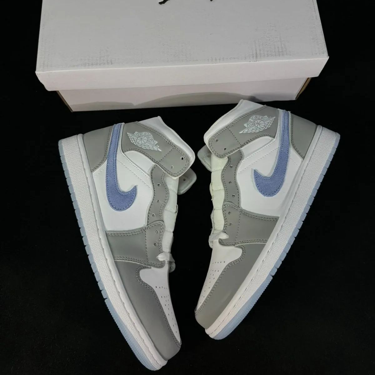 ナイキエアージョーダンNike  Air Jordan 1 mid’ Wolf Grey‘