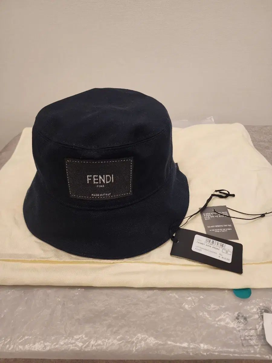 FENDI ユニセックス バケットハット FXQ801AIKHF0QA2