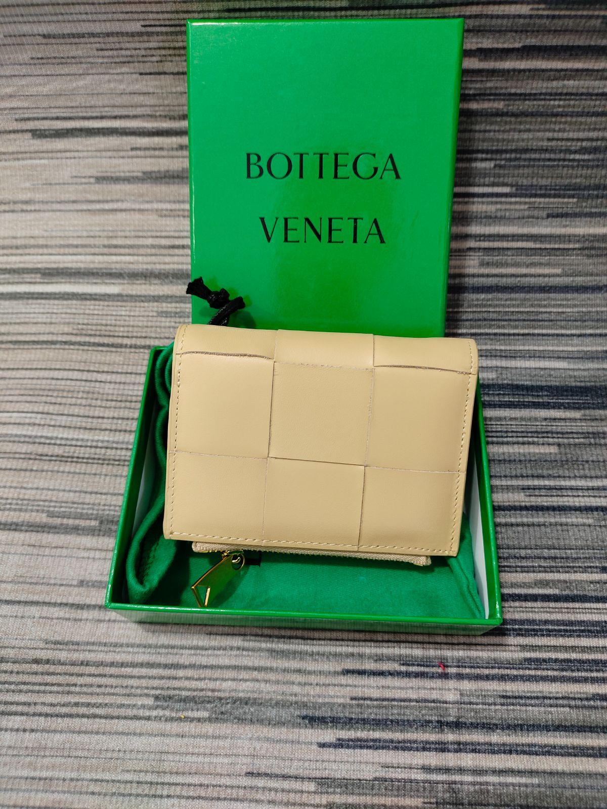 箱付き！早い者勝ちBOTTEGA VENETA財布/二つ折り財布　極🌟美品💞可愛いஐお得な特典のお知らせベージュ