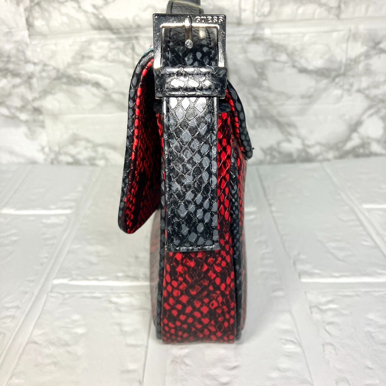 ✨【新品】GUESS ゲス ショルダーバッグ パイソン 花柄  レッド