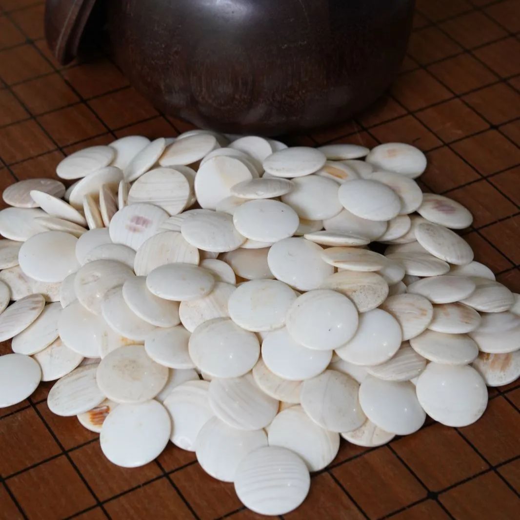 那智白黒蛤碁石361粒 木製碁笥付 碁石セット Amazon | 囲碁 日向特製蛤碁石那智黒碁石 31 実用 厚み8.4mm