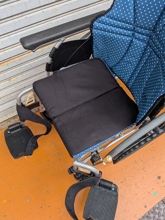 価格比較でお得にお買物。 送料無料 一部地域を除く レッグサポート代用品 アルミ自走車いす ウルトラ NA-U2W KM-25-1021-20