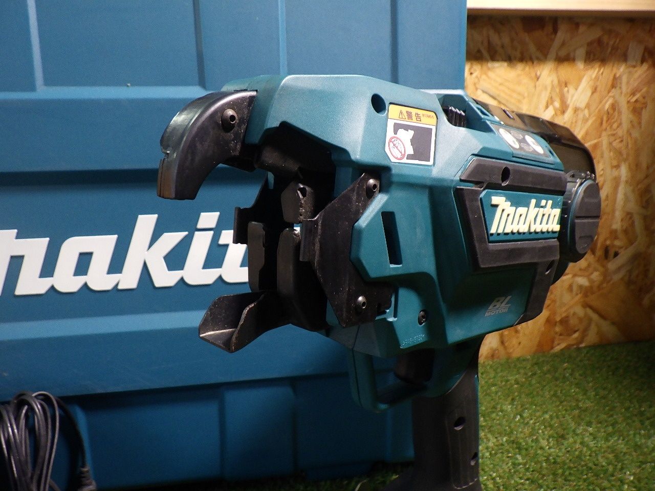 鉄筋と鉄筋を結束に 箱 商品汚れ 品扱い マキタ Makita 充電式鉄筋結束機 TR180DRGX 品