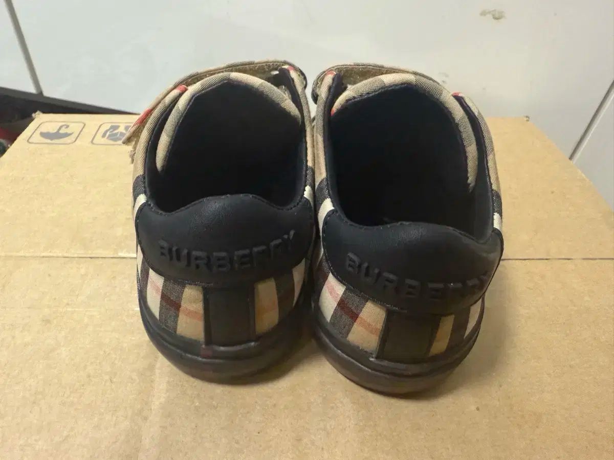 卍 BURBERRY
