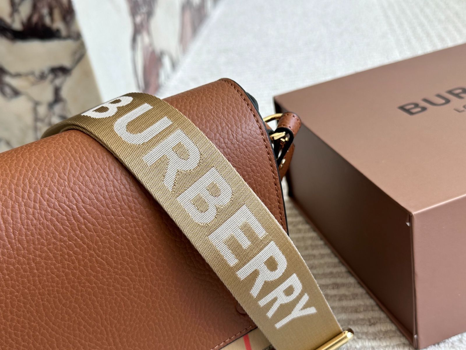 BURBERRY バ-バリ- メッセンジャ-バッグ 今日特価】Burberry Classic Horseferry Messenger Bag