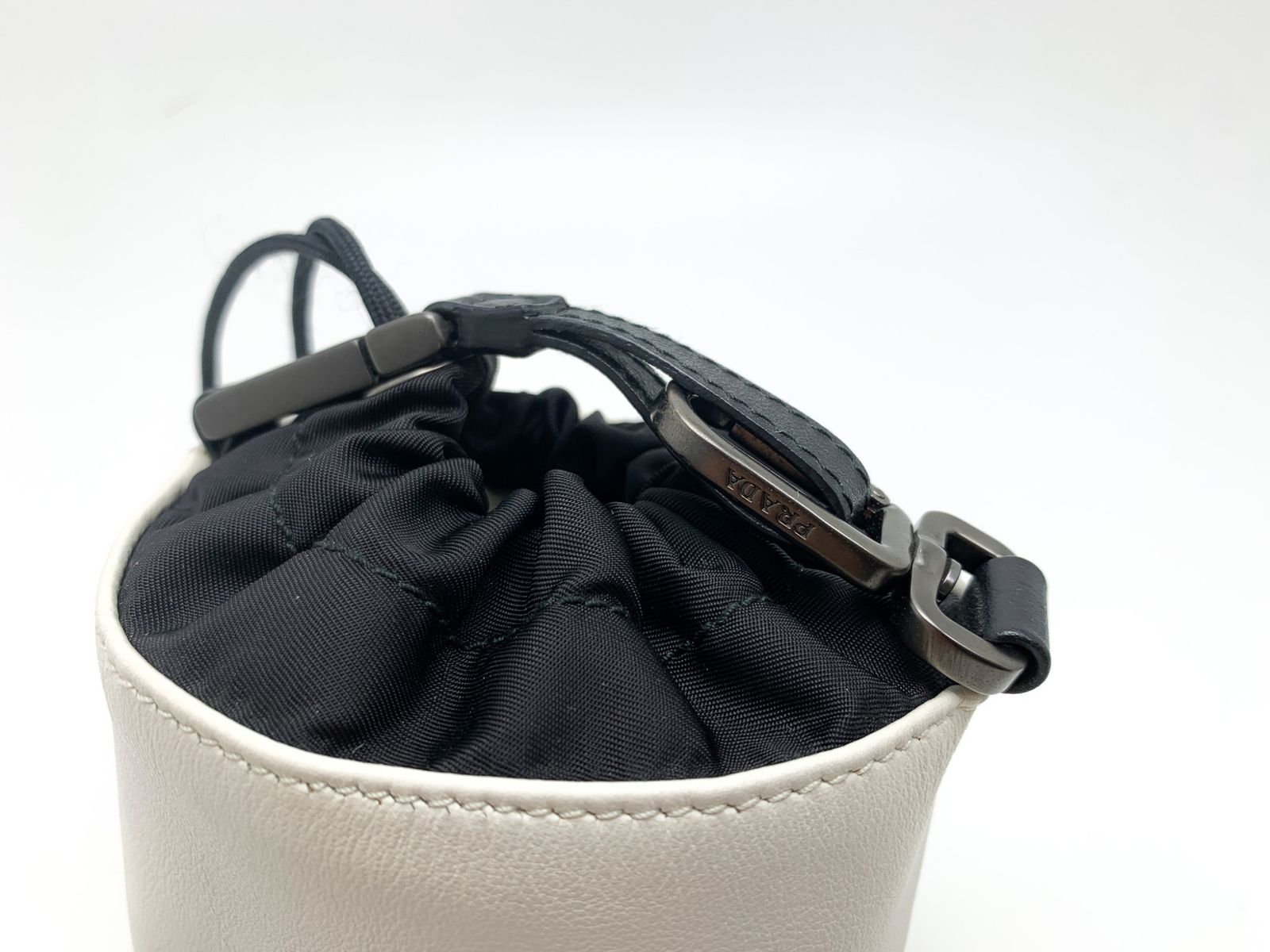 PRADA プラダ 白 ホワイト レザー ミニ巾着ポーチ 化粧ポーチ 2TL386 