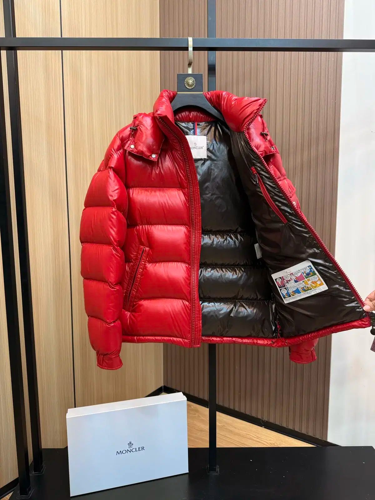 【新品未使用】Monclerユニセックスサングラス赤 モンクレール(MONCLER)モンクレール サングラス 衣料品 メンズ