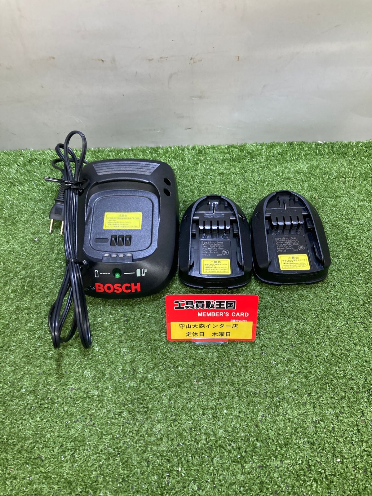 【中古品】【0921】BOSCH ボッシュ 14.4V 1.3Ah バッテリー D-70771 ×2個 + 充電器 AL2215CV　 ITL964WTQFA4