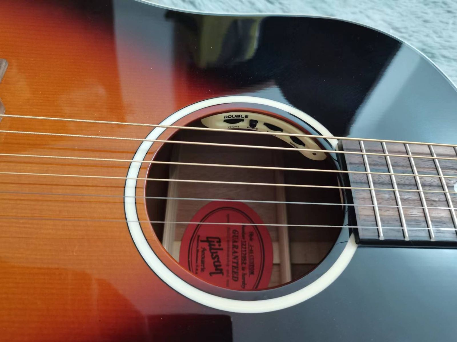 アコースティックギター サンバースト マホガニー アコースティックギター サンバースト マホガニー Fenderから新