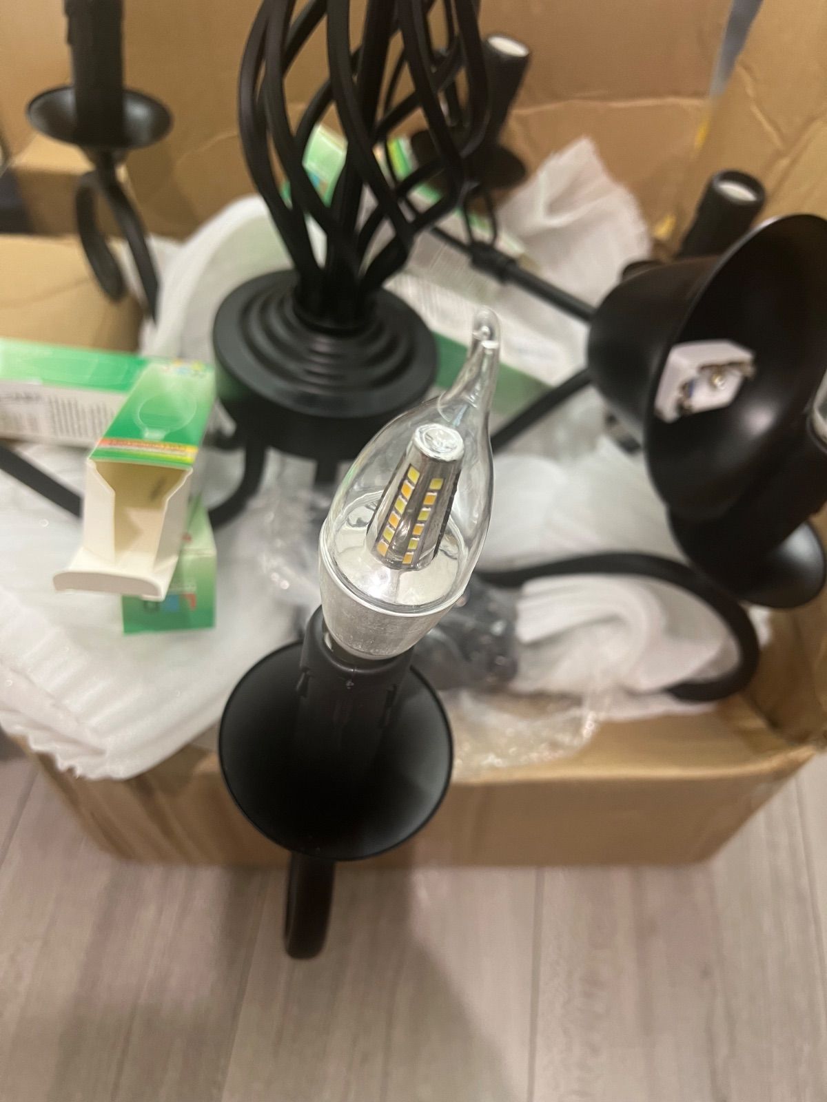 三色照明モード調整可能LED電球は付きブラック 6灯シャンデリア 【公式