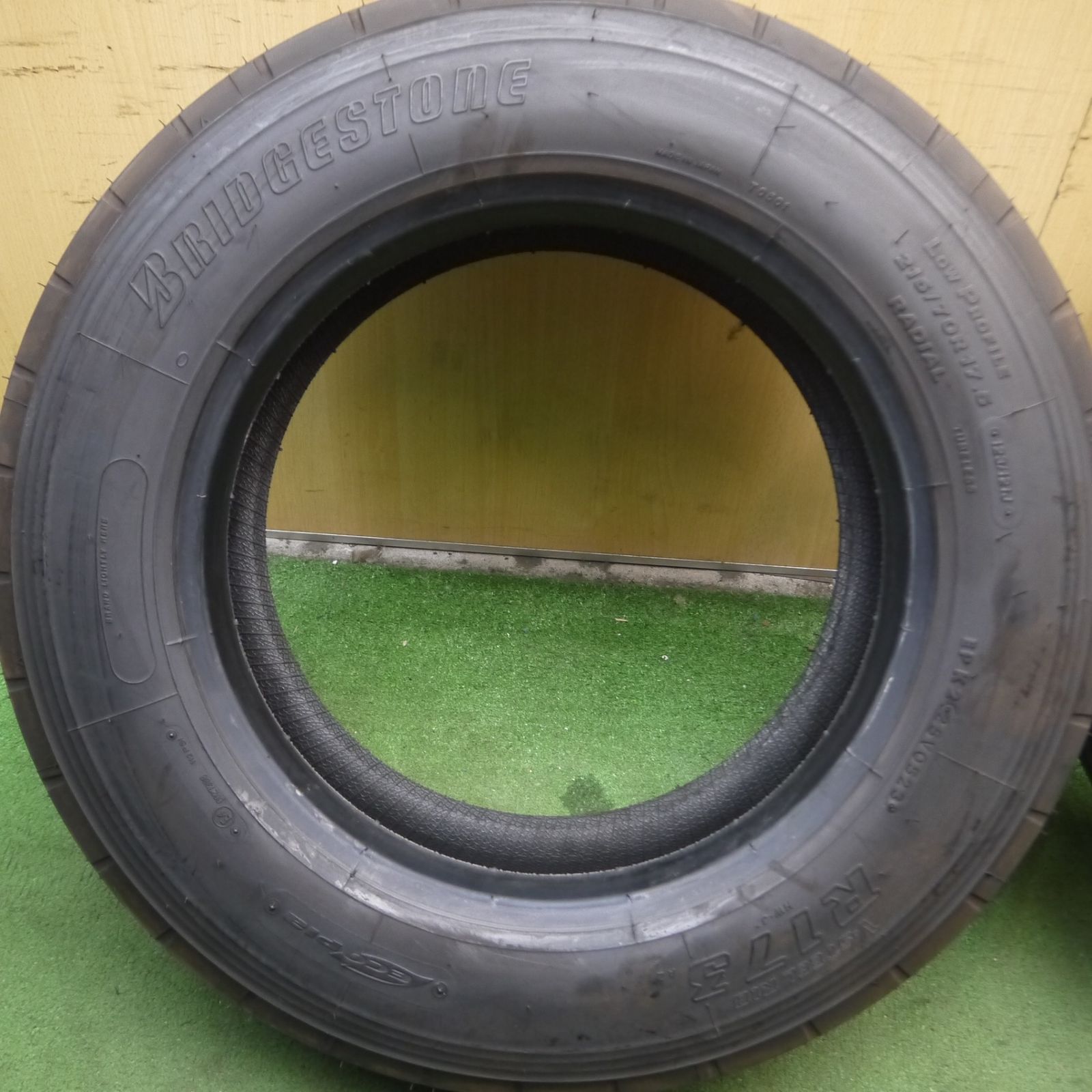 ほぼ新品！　215/70Ｒ17.5　ブリヂストンタイヤ　6本セット　　2018年製　日野レンジャー イスズ フォワード 三菱ふそう ファイター ブリヂストン サマー イボ付 ほぼ新品 215&frasl;70R17.5 123&frasl;121J 自動車用