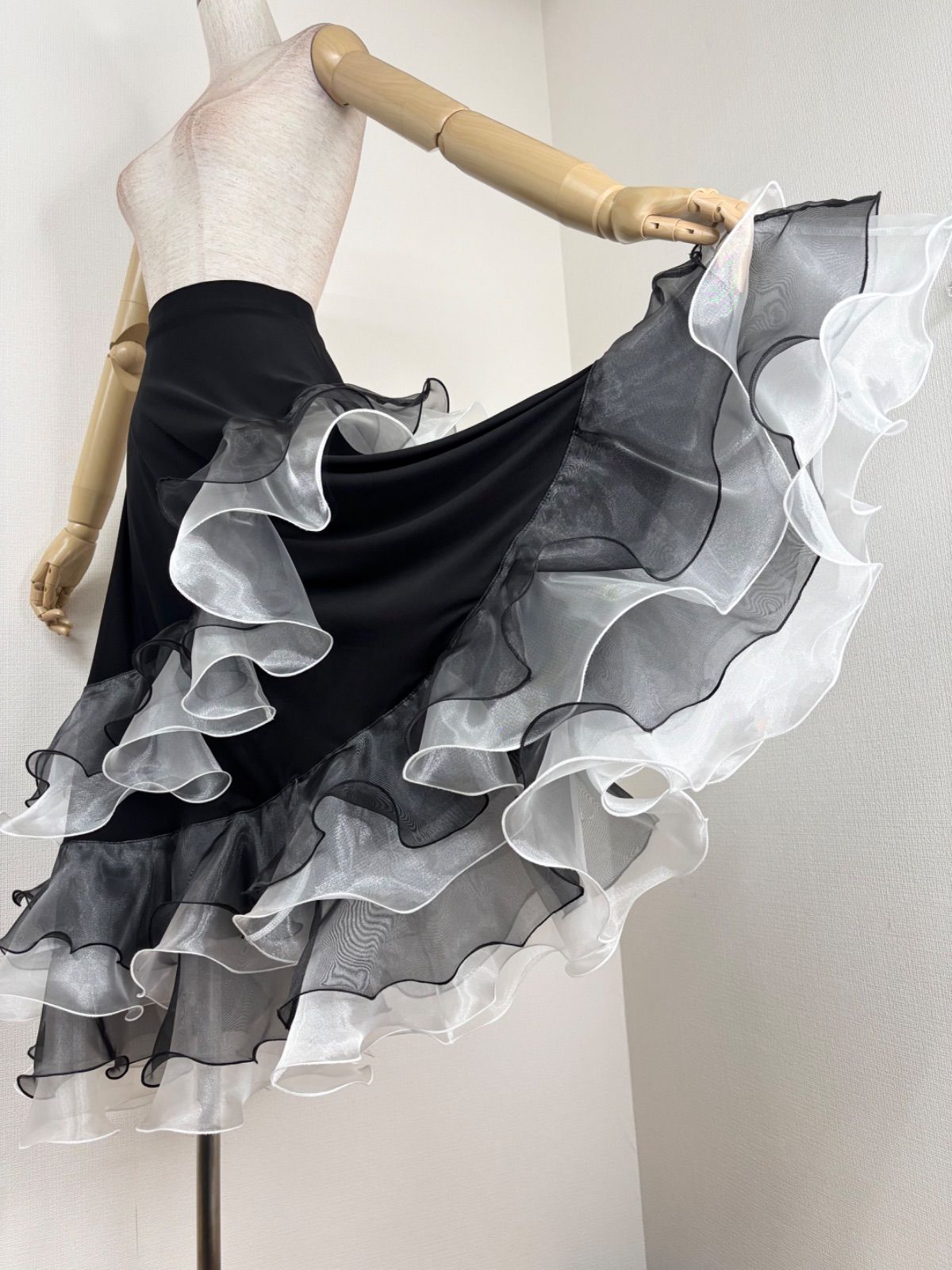 《新品》社交ダンス　ブラック×ホワイト　オーガンジーフリル　スカート　衣装