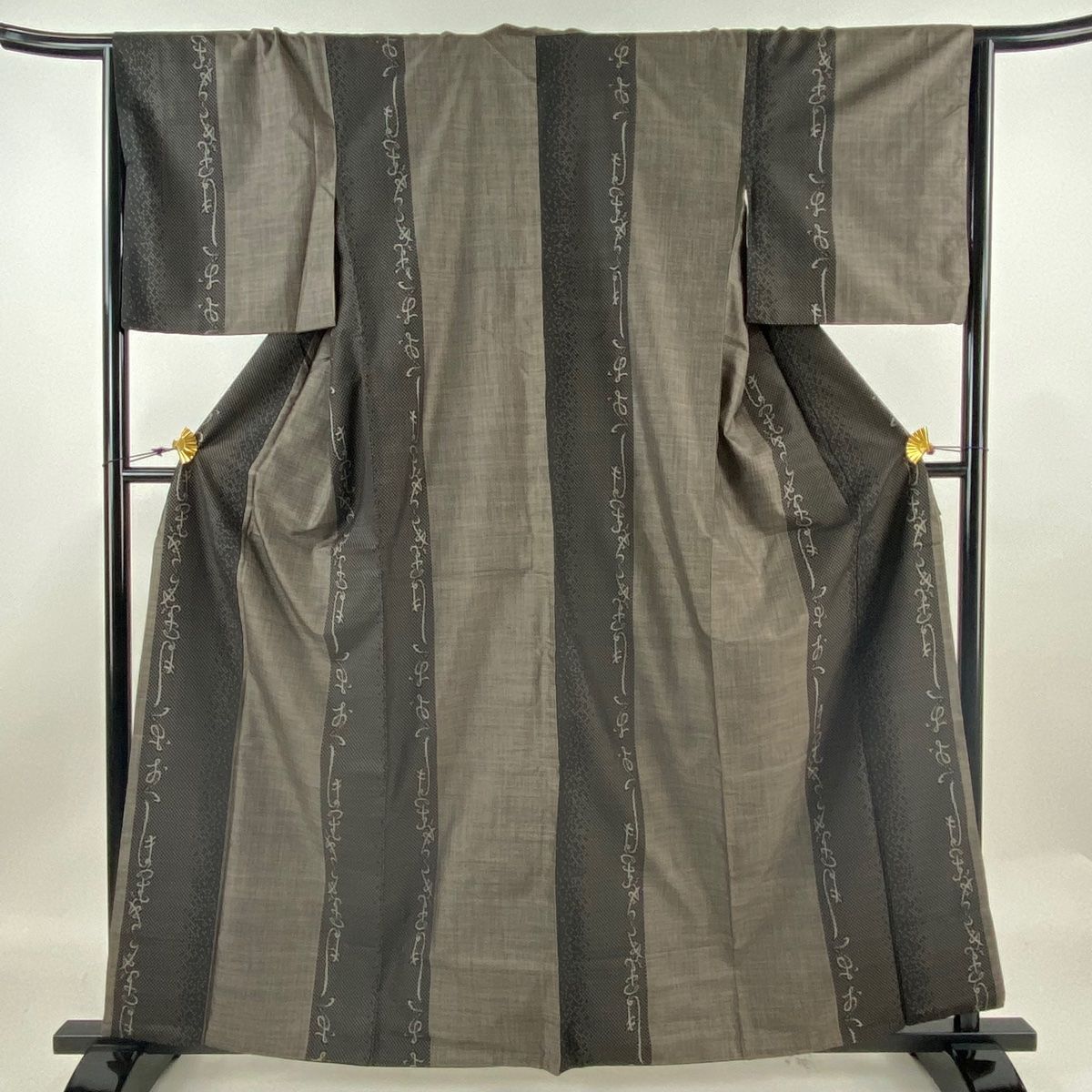 紬 身丈159.5cm 裄丈65.5cm M 袷 縦縞 文字 焦茶色 正絹 秀品