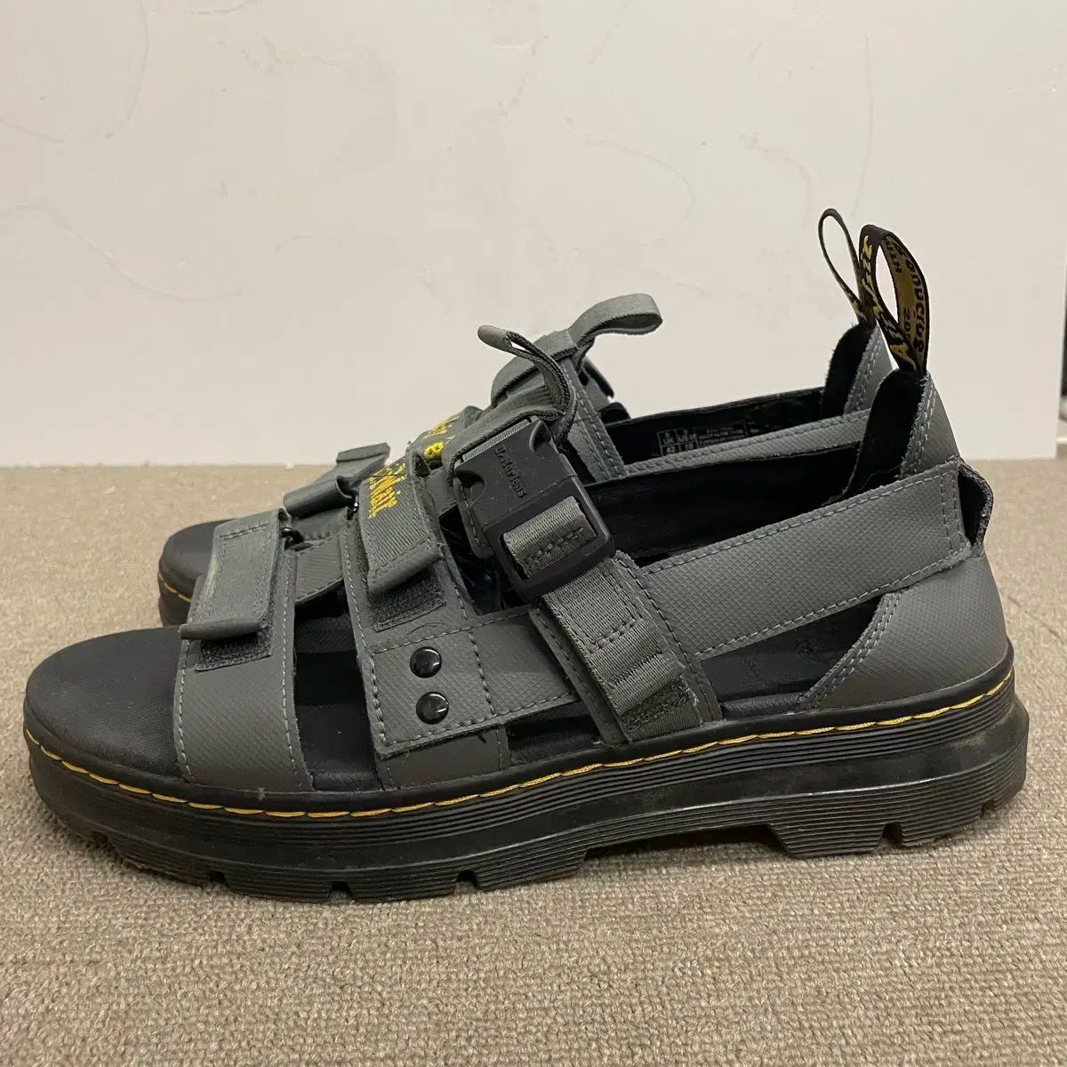 DR. MARTENS(ドクターマーチン) ピアソン ガンメタル サンダル