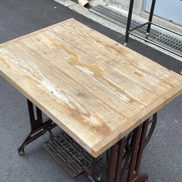 ビンテージ　ダイニングテーブル　ビクターミシン台　古材　ミシン足テーブル ビンテージ ダイニングテーブル ビクターミシン台 古材 ワークデスク