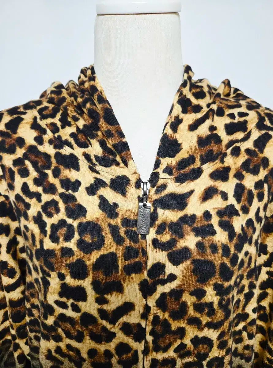 スタッズ ジップアップパーカー